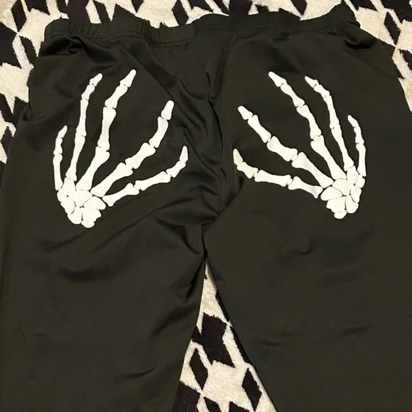 Black Skull Print Ripped Leggings - Picture 5 of 8